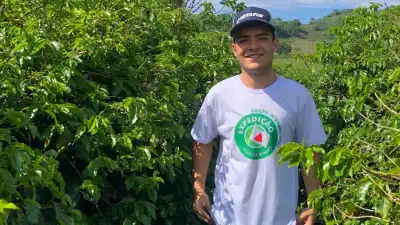 Joven tucumano de 19 años planea su propia plantación de café en Tafí Viejo tras descubrir el cultivo en Brasil